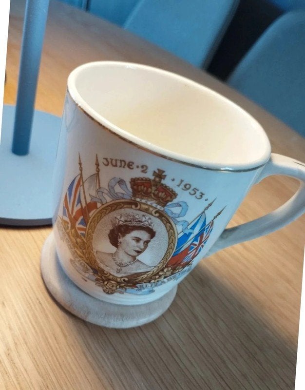 Herdenkingsbeker voor de kroning van koningin Elizabeth II., Ophalen