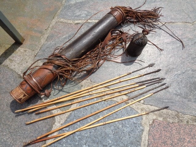 Kunst , handarbeid uit leder , pijlen koker , Afrikaans ?, Antiquités & Art, Art | Art non-occidental, Afrique, 70 cm, Autres types