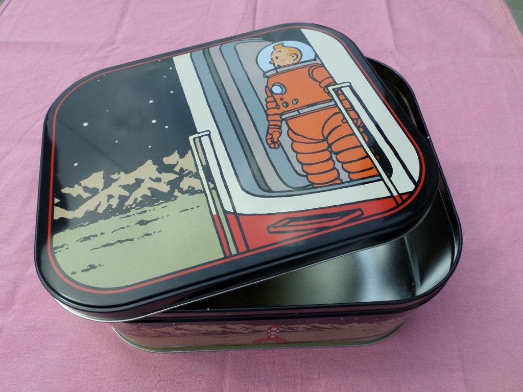 Metalen doos van Kuifje op de maan, zwart raketruimtepak, Ophalen of Verzenden, Zo goed als nieuw, Koek(jes)