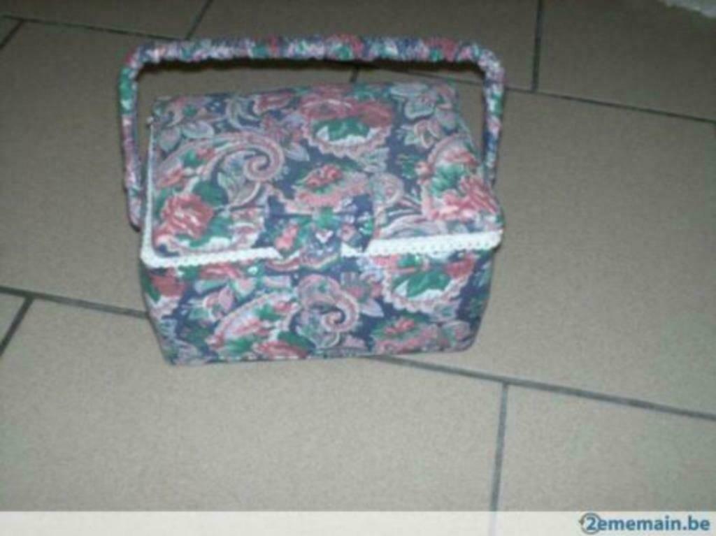 boîte à couture motif fleuris, Hobby & Loisirs créatifs, Enlèvement ou Envoi, Comme neuf, Autres types