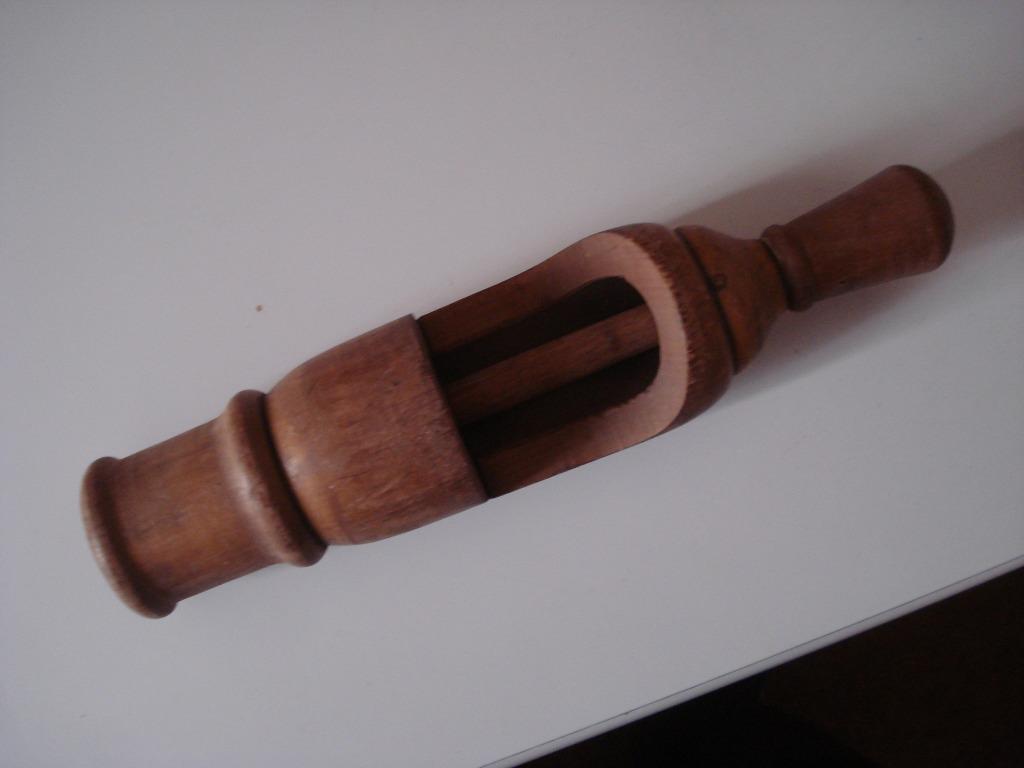 ANCIEN BATTEUR  EN BOIS POUR METRE DES BOUCHON SUR BOUTEILLE, Antiquités & Art, Enlèvement