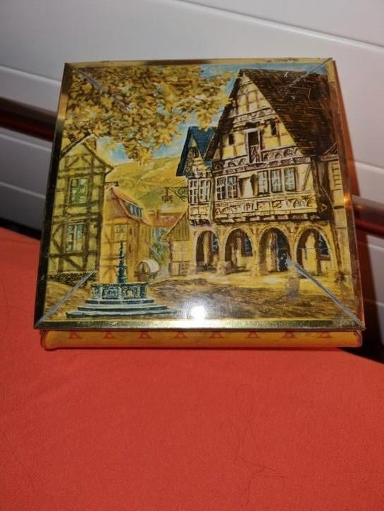 Ancienne boîte métal "Place du Village", Enlèvement ou Envoi, Utilisé, Autres marques
