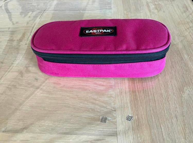 Fuchsia roze pennenzak van het merk Eastpak, Zo goed als nieuw