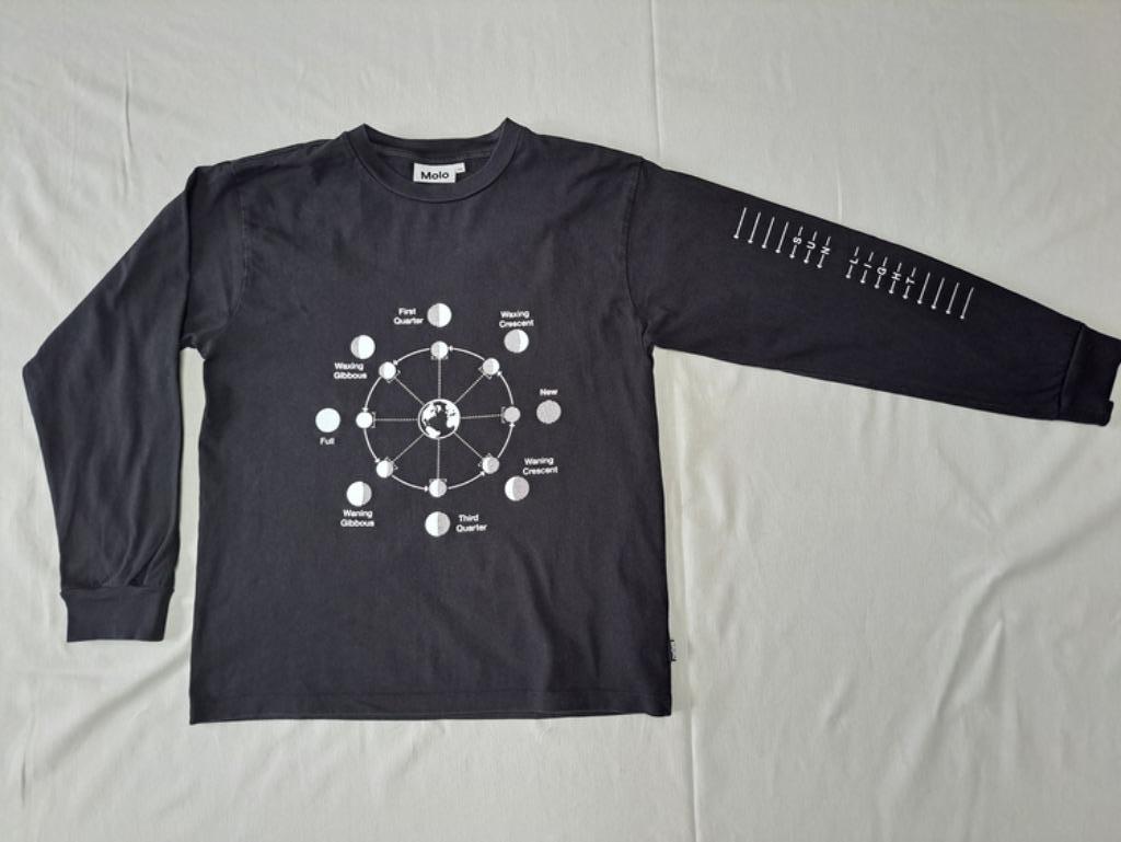 Molo zwarte longsleeve / trui maanstanden maat 164, Kinderen en Baby's, Kinderkleding | Maat 164, Gebruikt, Jongen, Shirt of Longsleeve