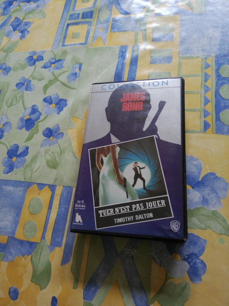 VHS. James Bond. Tuer n'est pas jouer. No 15., Enlèvement ou Envoi, Comme neuf