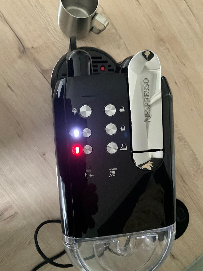 Machine Nespresso « Sage », Réservoir d'eau amovible, Dosettes et capsules de café, Utilisé, Enlèvement