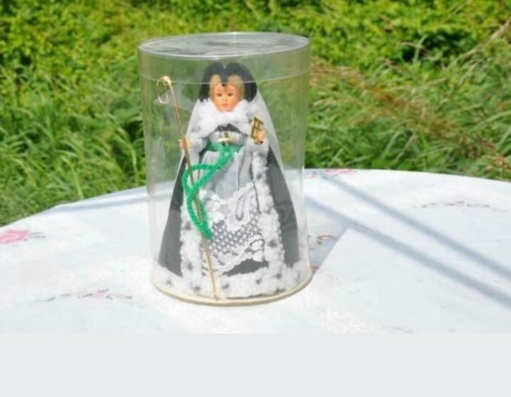 § poupée de collection chanoinesse mons, Collections, Enlèvement ou Envoi, Comme neuf, Poupée