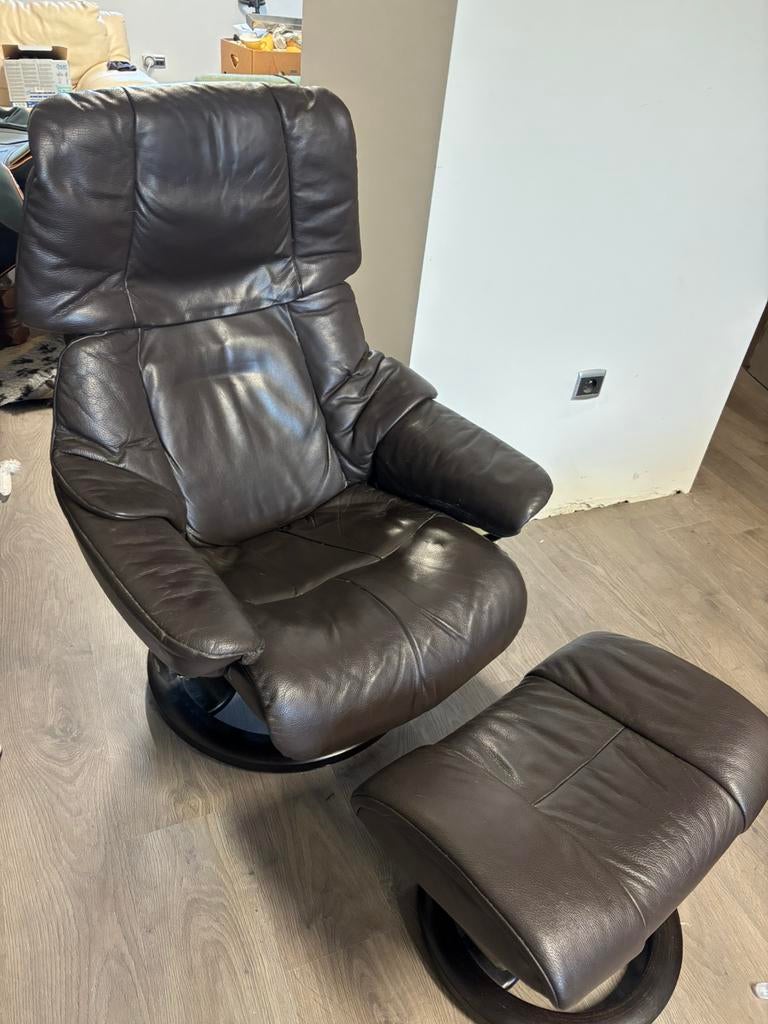 Stressless relax fauteuil met voetenbankje (2 stuks), Huis en Inrichting, Fauteuils, Ophalen, Zo goed als nieuw, Leer