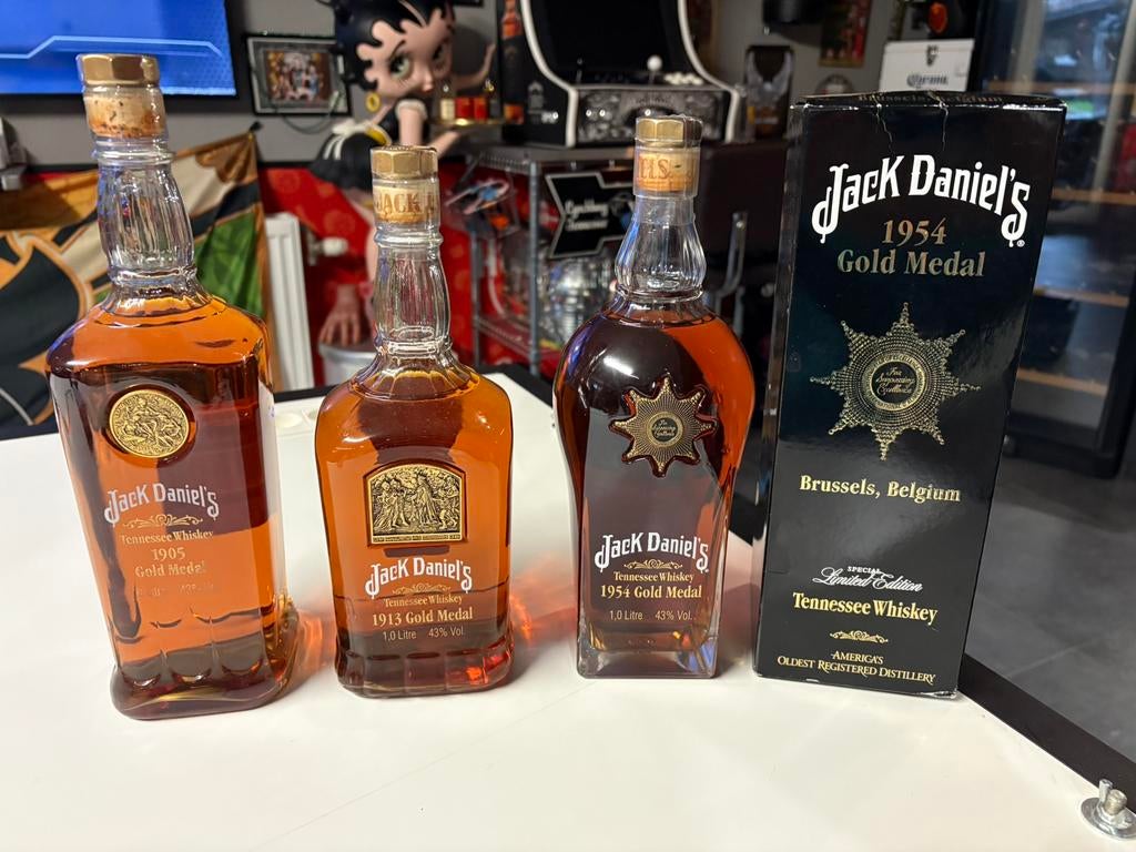 Jack daniel’s gold medal, Divers, Enlèvement