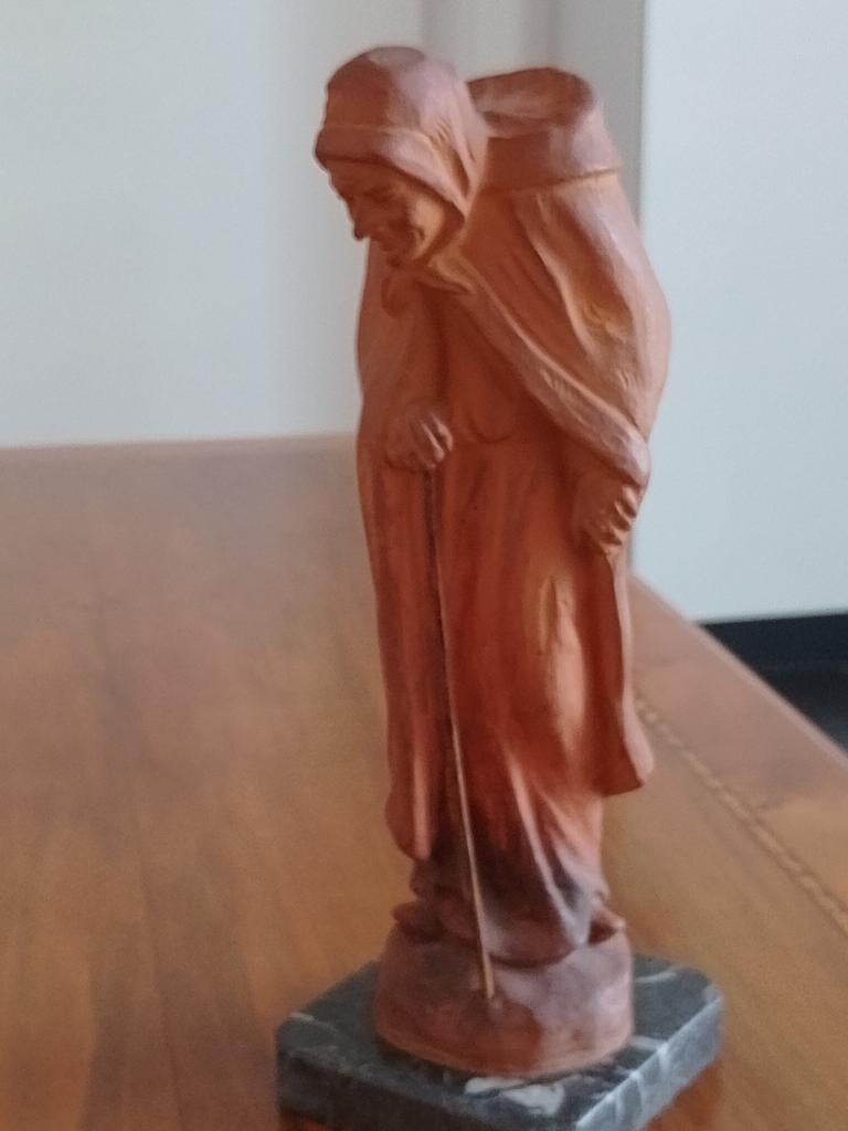 Terracotta beeld oud vrouwtje op marmeren voetje, Antiek en Kunst, Ophalen of Verzenden