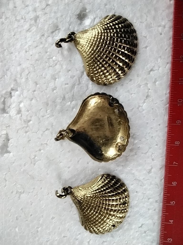 bedel om aan te naaien of te hangen gouden schelp 34 x 30 mm, Ophalen of Verzenden, Nieuw, Applicatie