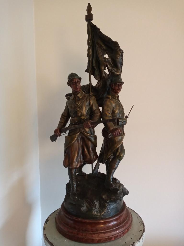 Statue en bronze de Lemonye - La Défense du Drapeau, Enlèvement