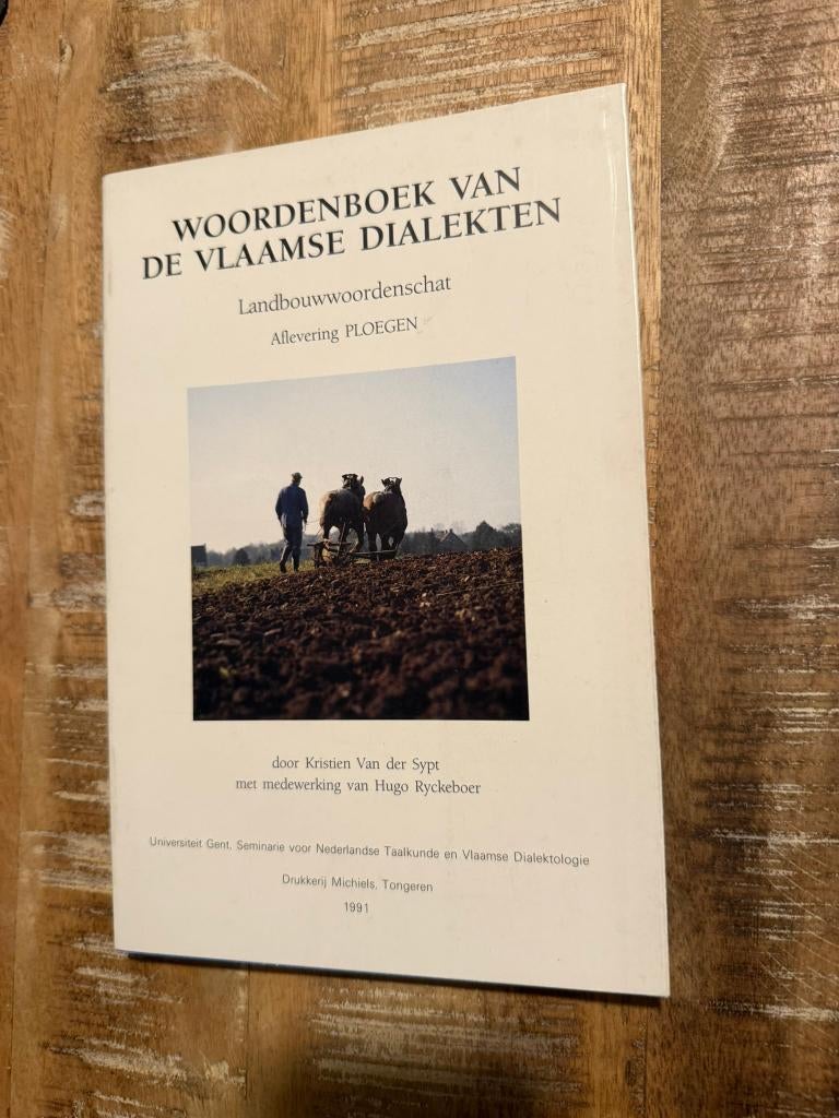 4 boeken uit de reeks: Woordenboek van de Vlaamse Dialecten, Ophalen of Verzenden, Zo goed als nieuw, Overige uitgevers, Nederlands