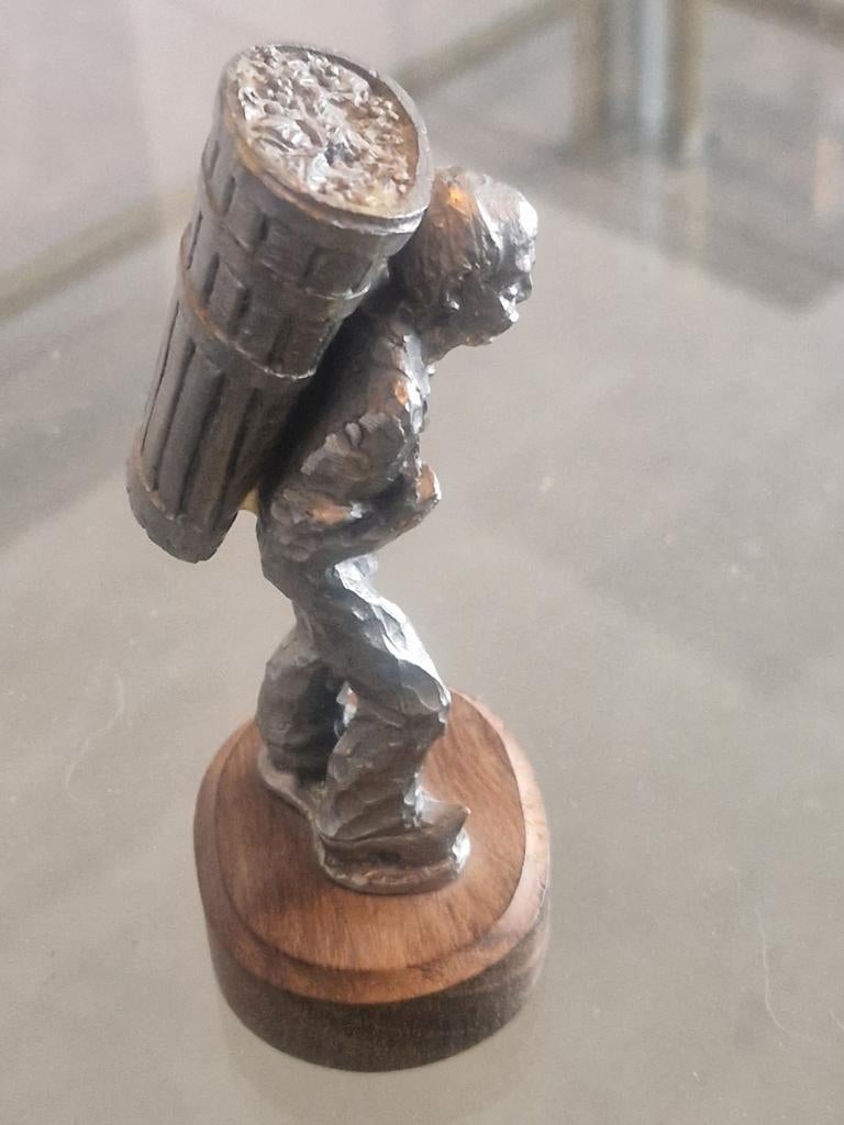 Tinnen beeldje , man met druivenmand  voor wijn ,  tin, Antiek en Kunst, Ophalen of Verzenden