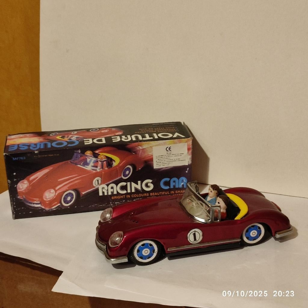 Ancienne voiture en tôle avec sa boîte ., Enlèvement ou Envoi, Neuf