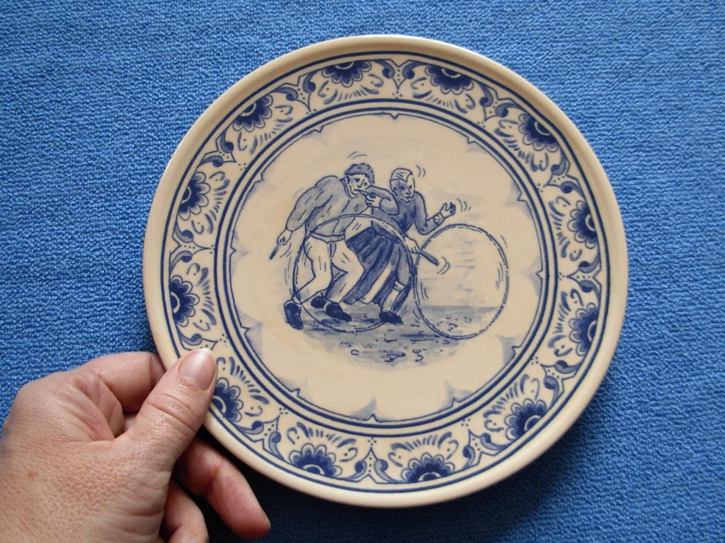 Delftsblauw sierbordje oude volksspelen - hoepel, Ophalen of Verzenden