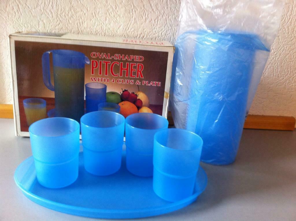 Blauwe, plastic schenkkan + 4 bekers + dienblad (nieuw!), Huis en Inrichting, Ophalen of Verzenden, Nieuw
