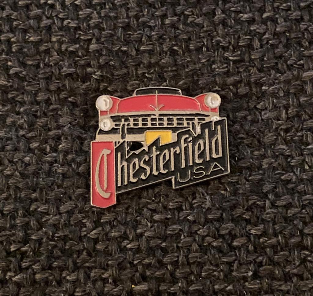 PIN - CHESTERFIELD USA - CADILLAC, Verzamelen, Verzenden, Gebruikt, Merk, Speldje of Pin
