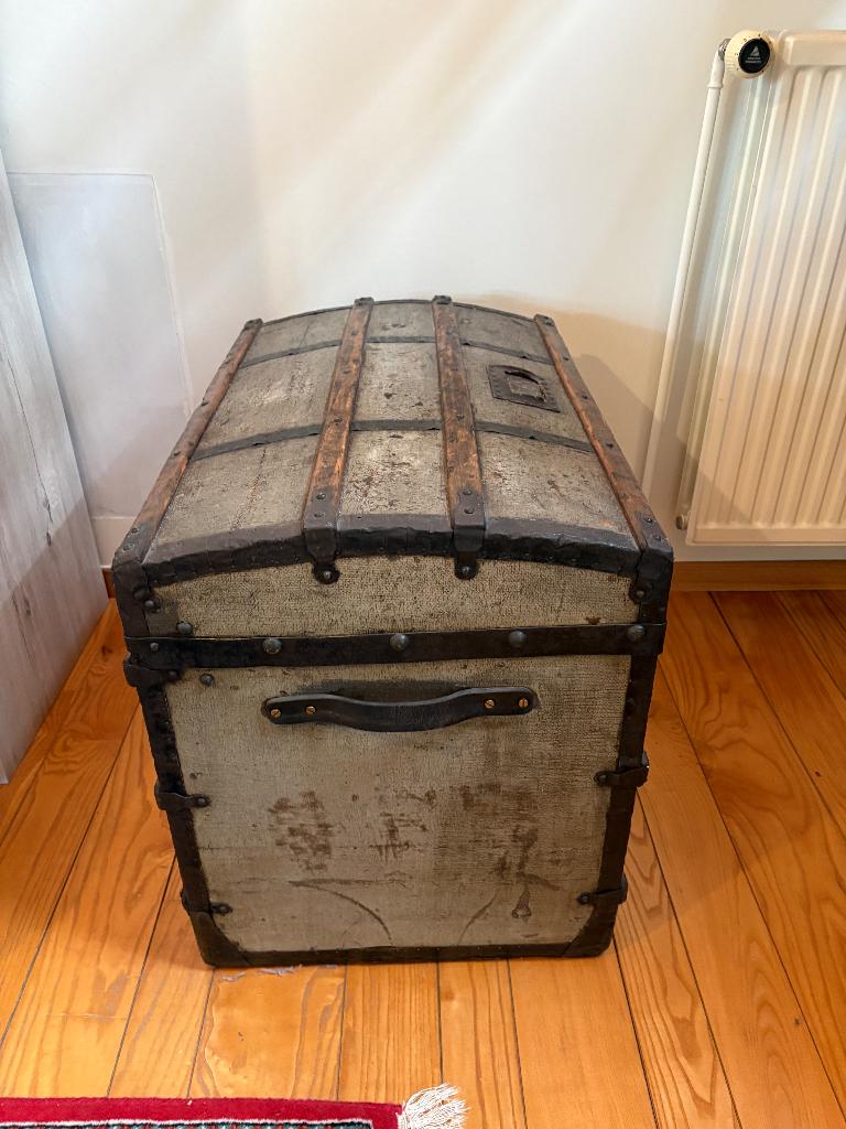 Ancienne valise de voyage, Enlèvement