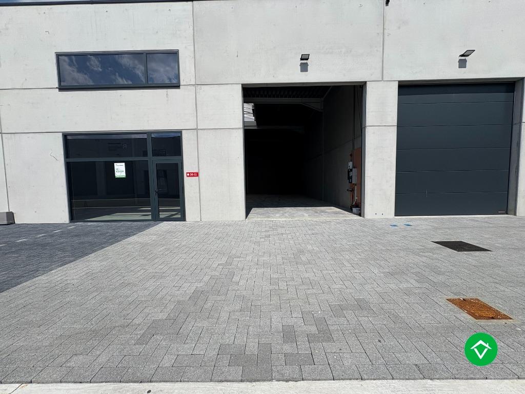 Loods te koop – 246 m² met 2 parkeerplaatsen inbegrepen op d, Overige soorten, Provincie West-Vlaanderen, 200 tot 500 m²