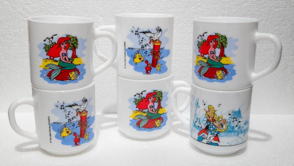 6 Mugs Arcopal La Petite Sirène (5x) - Assurancetourix (1x), Enlèvement ou Envoi, Comme neuf, Tasse et/ou soucoupe
