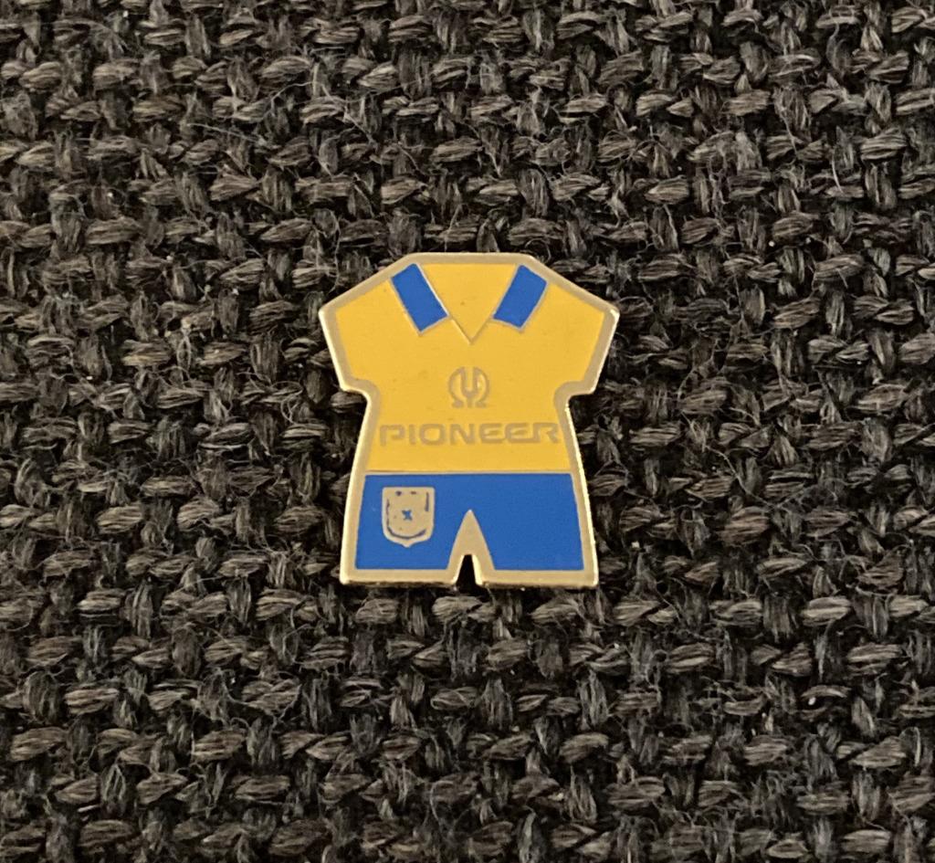 PIN - K.S.K. BEVEREN - FOOTBALL SHIRT - VOETBAL, Verzamelen, Verzenden, Gebruikt, Sport, Speldje of Pin