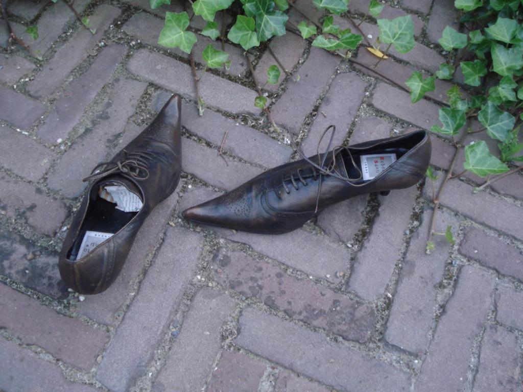 Chaussures pointues de luxe en cuir marron foncé, taille 38,, Neuf, Brun, Chaussures basses, Luxe vintage 38