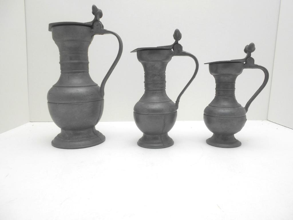 3 anciens pichets cruches en étain ornés de glands, Antiquités & Art, Antiquités | Étain, Enlèvement ou Envoi