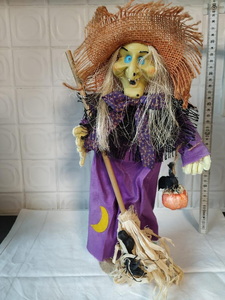 halloween heks op houten staander 40cm, Hobby en Vrije tijd, Feestartikelen, Ophalen of Verzenden