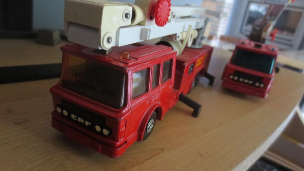 2 matchbox brandweerwagen K-39 snorkel fire engine, Hobby & Loisirs créatifs, Voitures miniatures | 1:50, Enlèvement ou Envoi