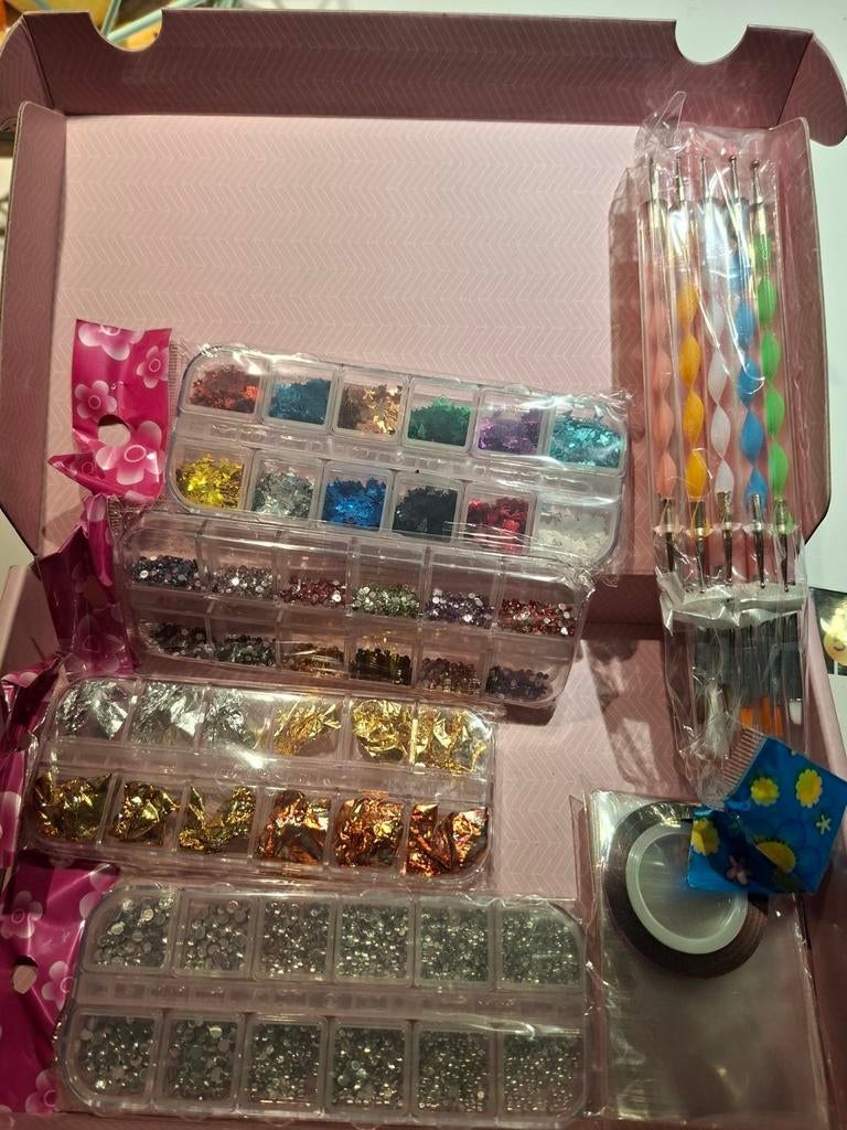 Nouvelle boîte de décoration pour ongles, Enlèvement ou Envoi, Neuf, Mains et Ongles, Accessoires