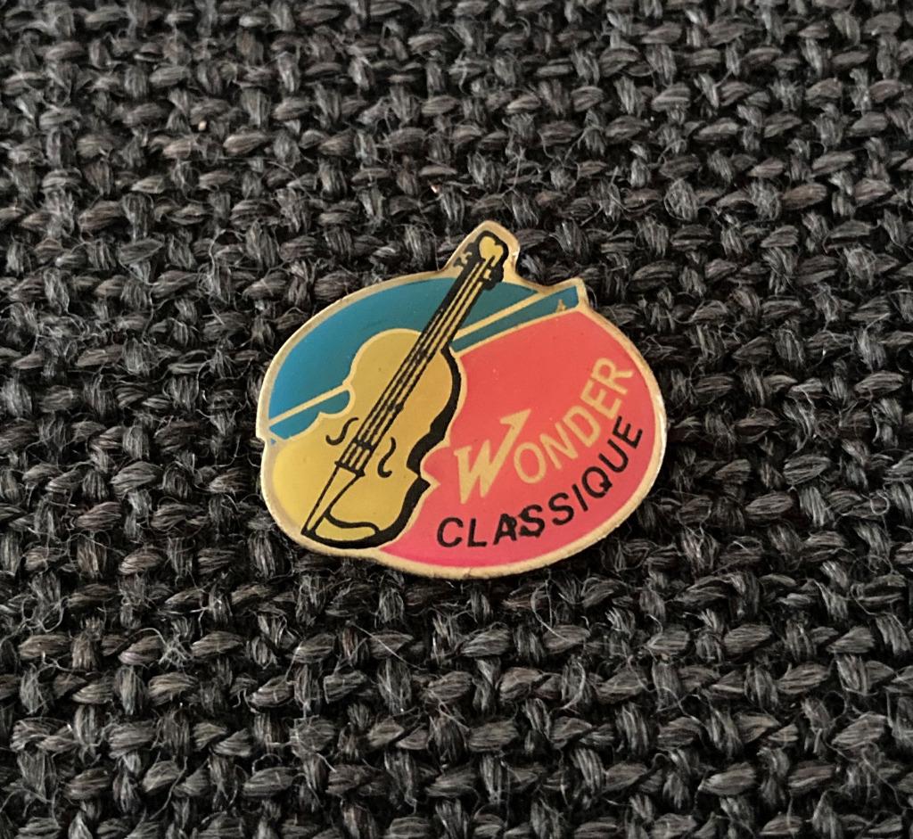 PIN - WONDER CLASSIQUE - CELLO - CONTRABAS, Verzenden, Gebruikt, Overige onderwerpen, Speldje of Pin