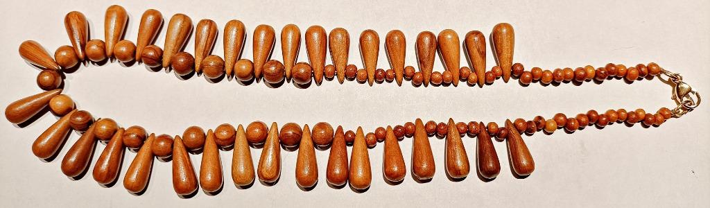 Collier perles rondes / larmes bois naturelles, NEUF, 49 cm, Bijoux, Sacs & Beauté, Enlèvement ou Envoi, Neuf, Brun, Pierre ou Minéral