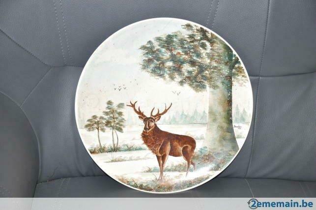 grand plat mural cerf dans bois  peint main signé Marlier, Antiquités & Art, Antiquités | Céramique & Poterie
