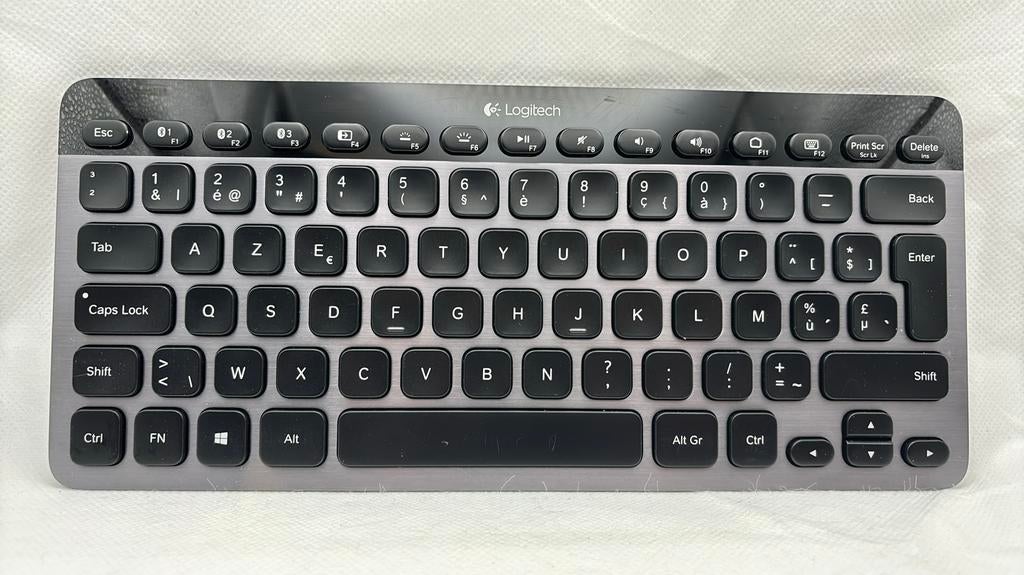 Logitech K810 verlicht - Daaloos Bluetooth-toetsenbord, Computers en Software, Toetsenborden, Ophalen of Verzenden, Azerty, Zo goed als nieuw