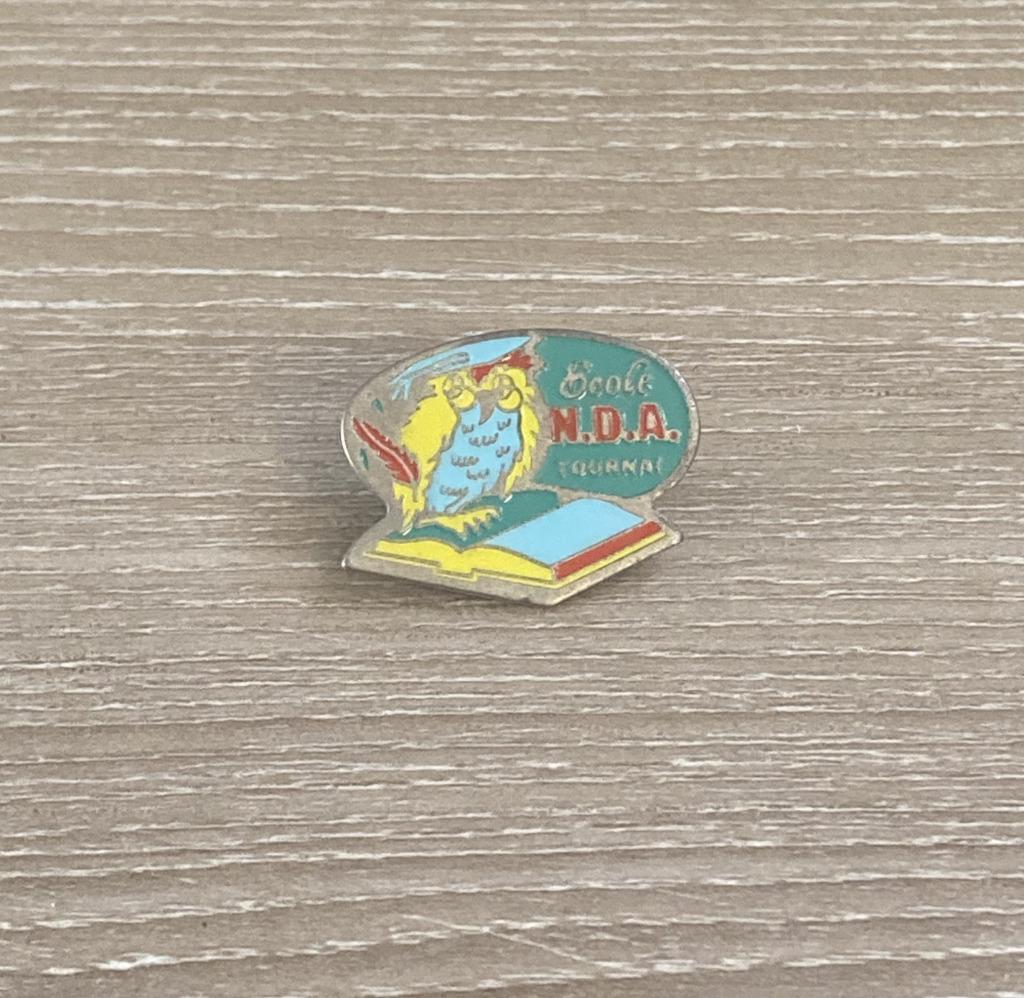 PIN - ECOLE N.D.A. - TOURNAI - DOORNIK - UIL - CHOUETTE, Envoi, Utilisé, Autres sujets/thèmes, Insigne ou Pin's