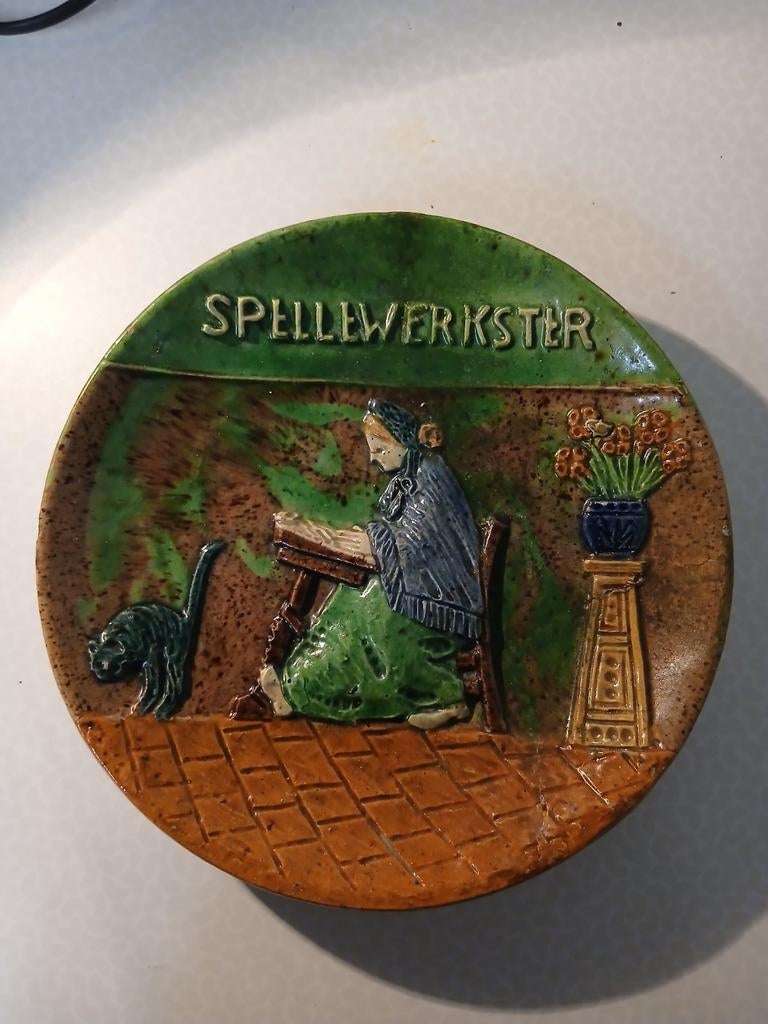 Vlaams aardewerk sint niklaas bord spellewerkster, Antiek en Kunst, Ophalen