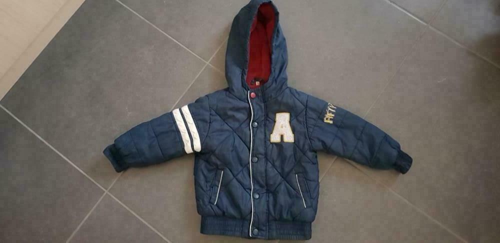 blauwe jas met kap - maat 92, Kinderen en Baby's, Kinderkleding | Maat 92, Ophalen, Zo goed als nieuw, Jongen, Jas