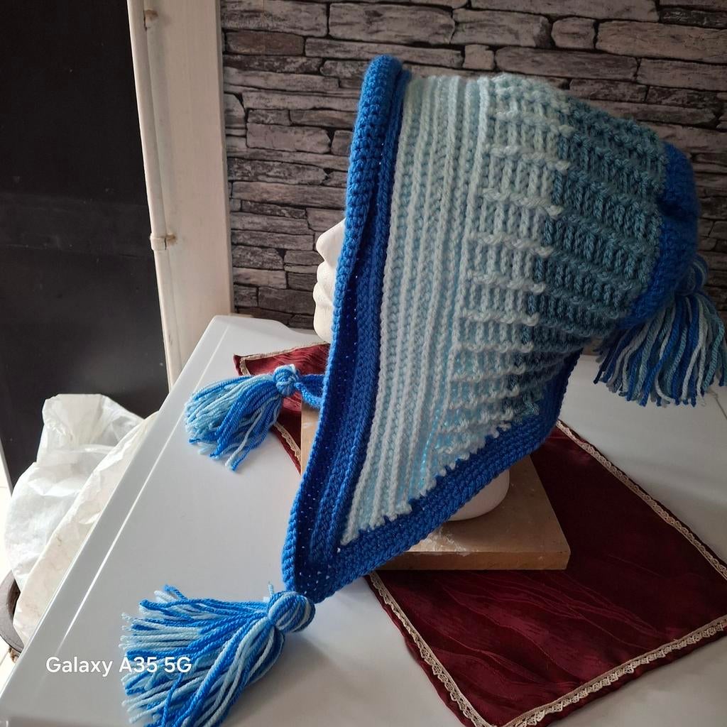 Lange muts met 3 kleuren blauw handwerk, Kleding | Dames, Ophalen of Verzenden, Nieuw, Maat 42/44 (L), Muts
