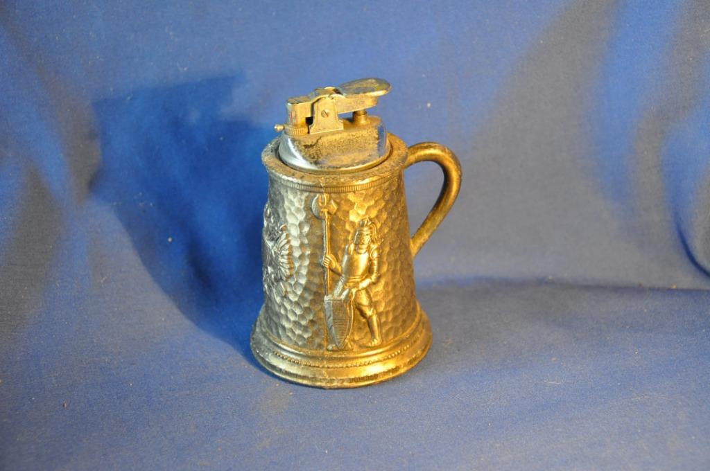 (d)§  briquet de table chope decor feodal (8), Enlèvement ou Envoi, Utilisé, Briquet