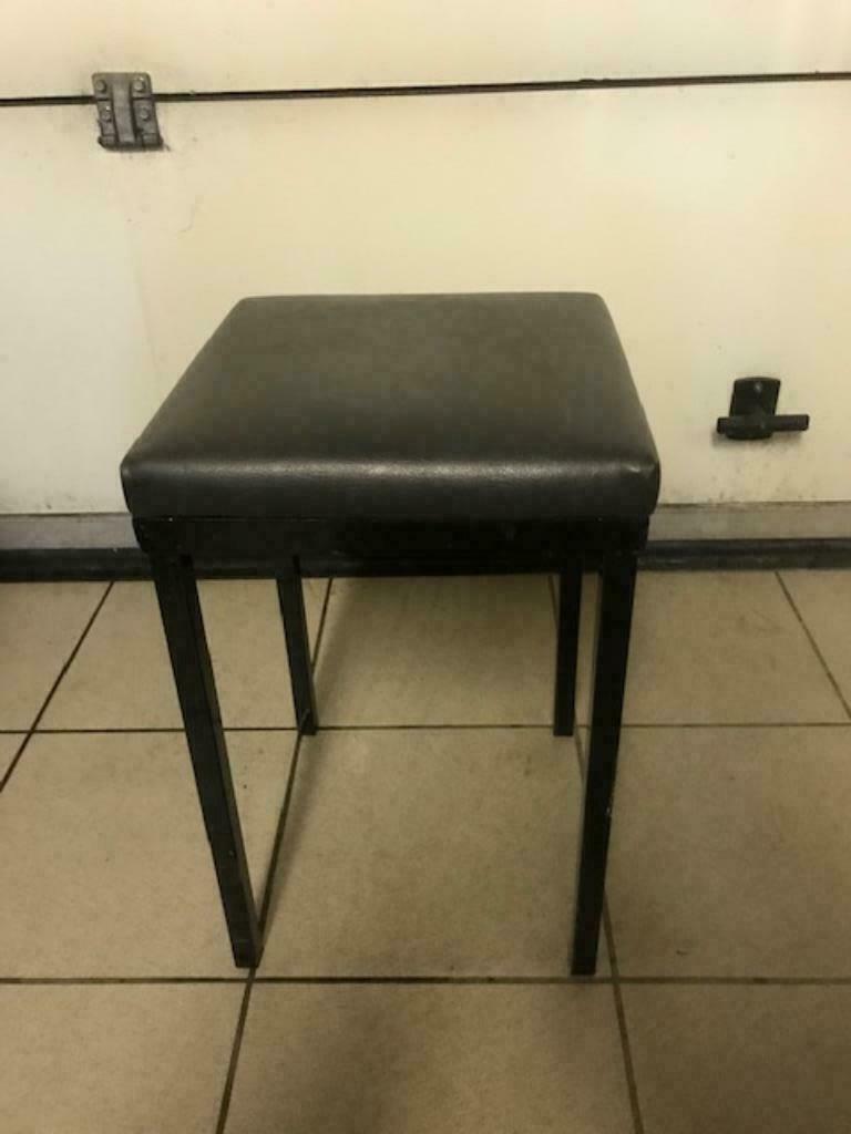 Nieuwe metalen tabouret - 30cmx30cmx47cm (zn4495), Ophalen, Nieuw, Staal