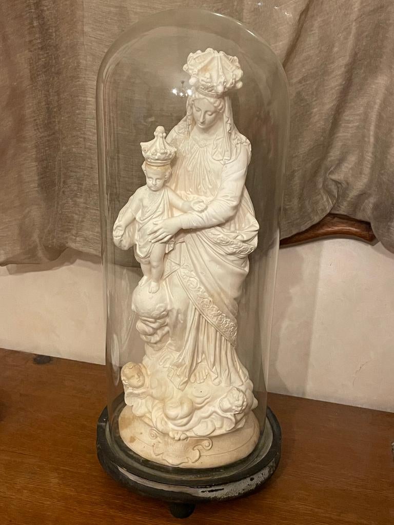 Grande statue de Marie sous une cloche de verre, Enlèvement