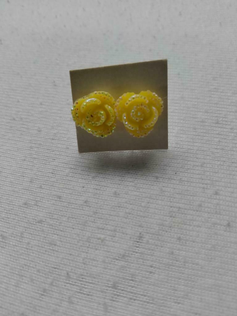 Bloemetjes oorbellen met glitter, Bijoux, Sacs & Beauté, Boucles d'oreilles, Autres matériaux, Neuf, Puces ou Clous, Jaune
