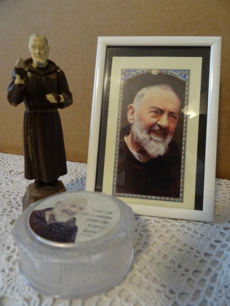 Pater Pio beeldje 11cm Pater Pio collectie 3x Padre Pio 1970, Ophalen of Verzenden, Gebruikt, Beeld(je), Christendom | Katholiek