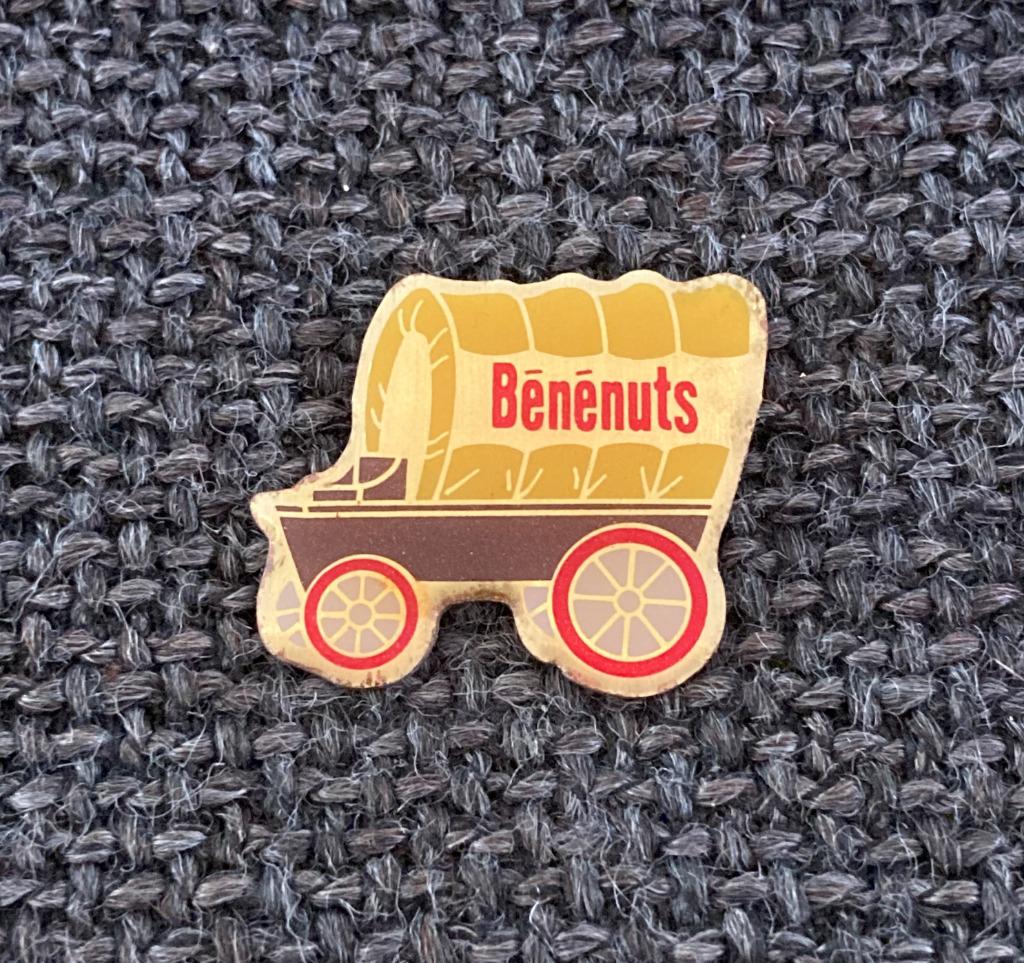 PIN - BÉNÉNUTS - CACAHUÈTES - NOOTJES - APERITIEF - APÉRITIF, Envoi, Utilisé, Marque, Insigne ou Pin's
