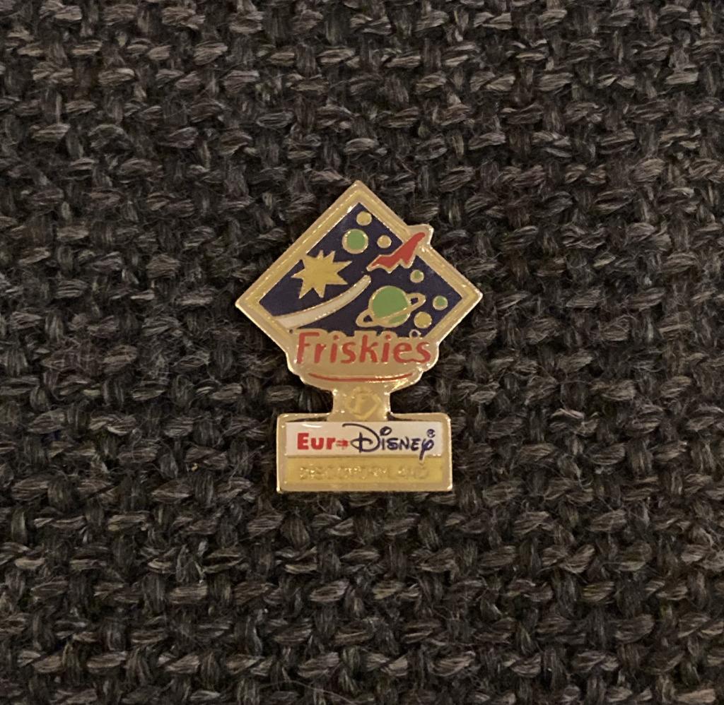 PIN - EURO DISNEY - DISCOVERYLAND - FRISKIES, Verzenden, Gebruikt, Overige onderwerpen, Speldje of Pin