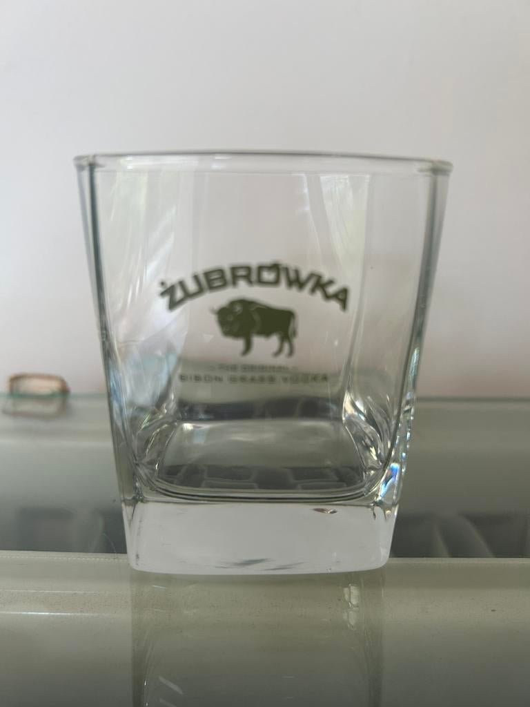 Vodkaglas Zubrówka bison grass vodka, Verzamelen, Ophalen, Zo goed als nieuw