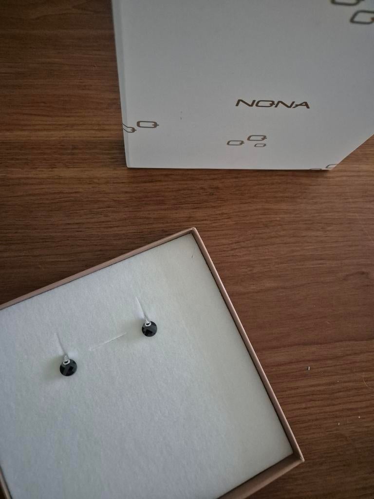 Nona Oorbellen Zwart - Nieuw, Verzenden, Zwart, Nieuw, Knopjes of Stekers