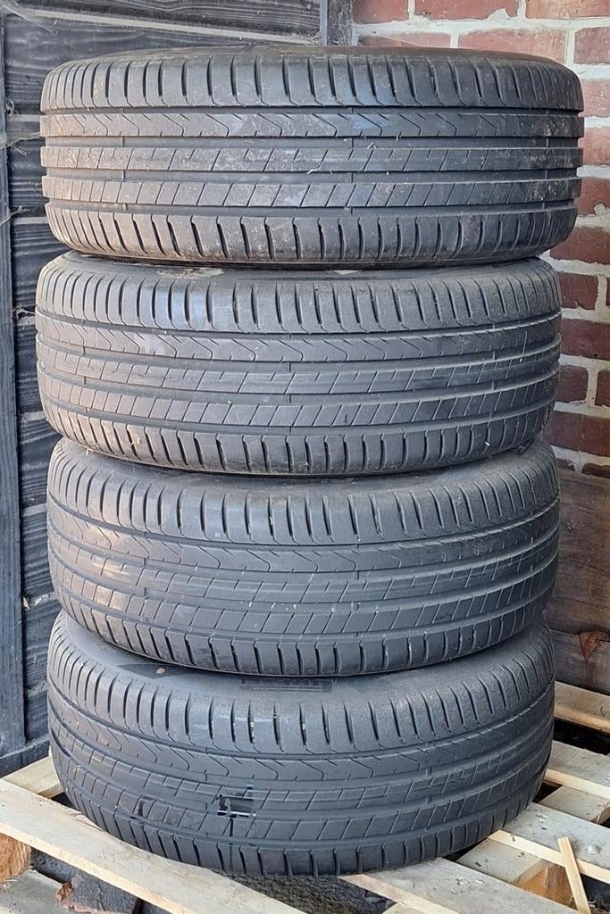 Nieuwe Pirelli zomerbanden op velg Hyundai 40i  215/50 R17, Auto-onderdelen, Banden en Velgen, Ophalen, 215 mm, Banden en Velgen