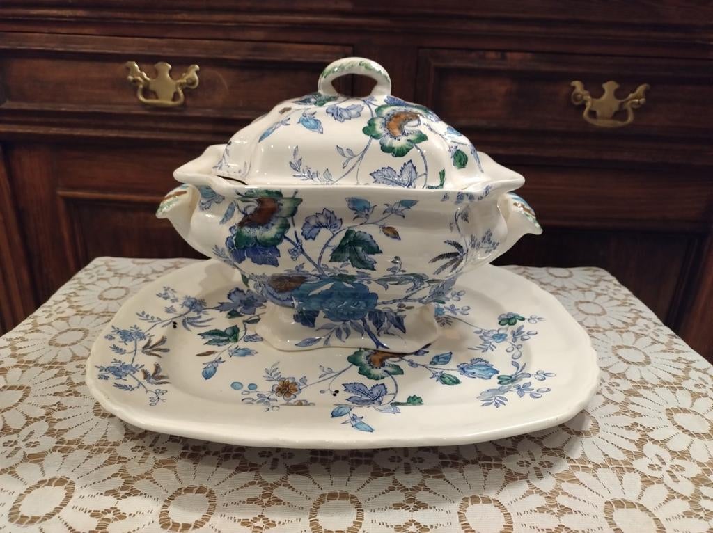 Soupière et plat en faïence anglaise, Enlèvement